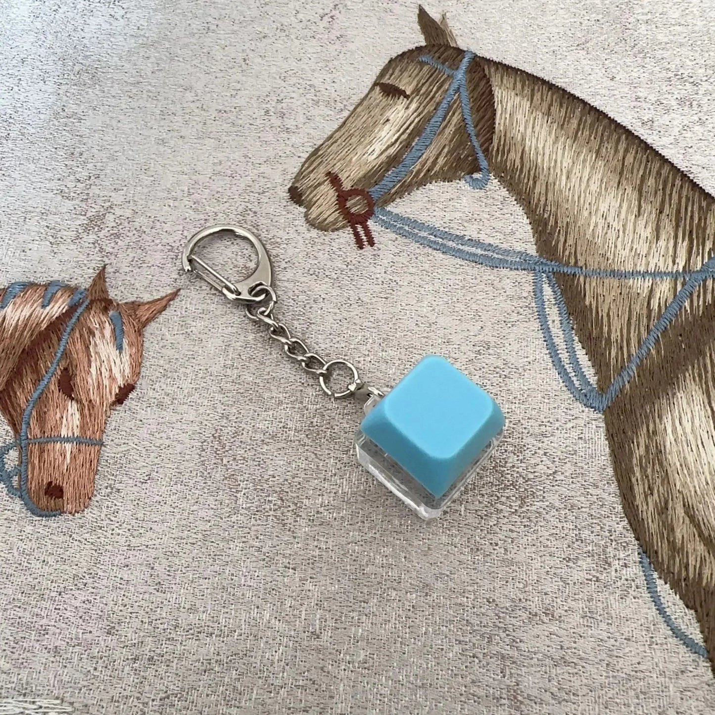 New Stress Anxiety Relief Keyboard Keychain Four Finger Button for Office Home Adults Kid Decompression Clicker Hot Gadget Gifts
